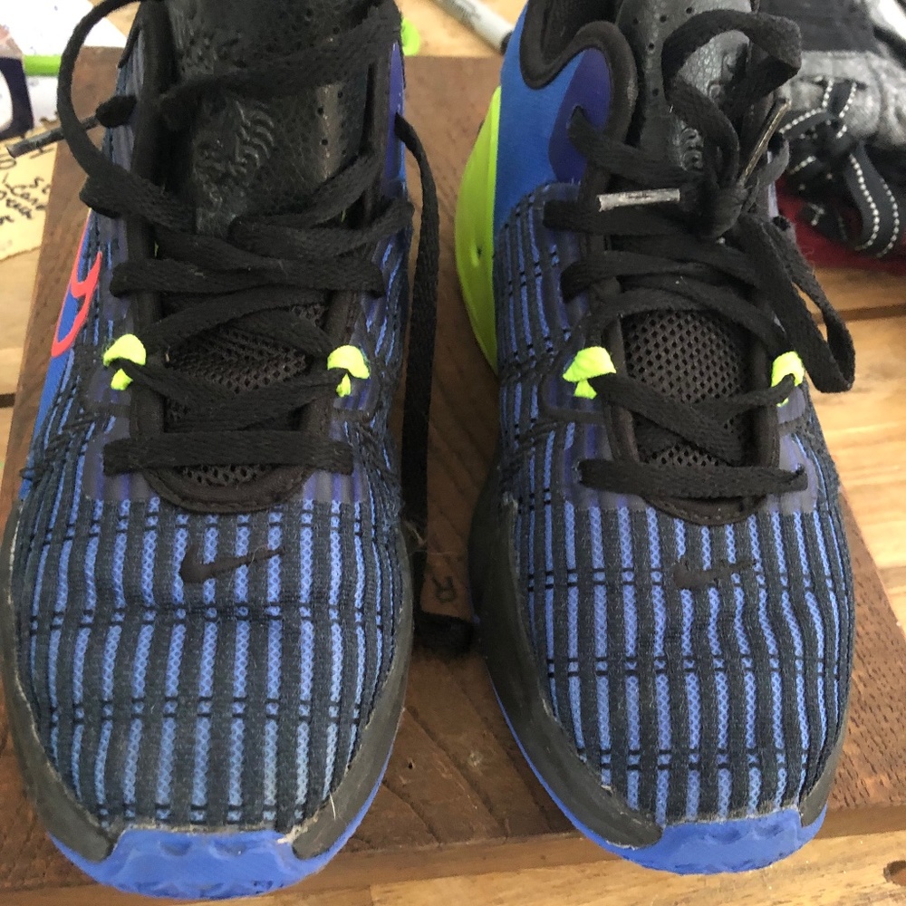 Nike boys shoes size 2.5